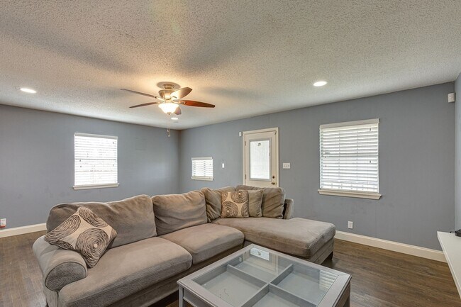 Building Photo - 9621 Rustown Dr