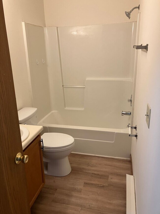 Building Photo - Spacious 2-Bedroom Living in a Quiet Community Available July!
