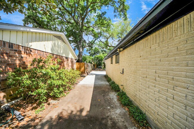 Building Photo - 9406 Vickijohn Dr