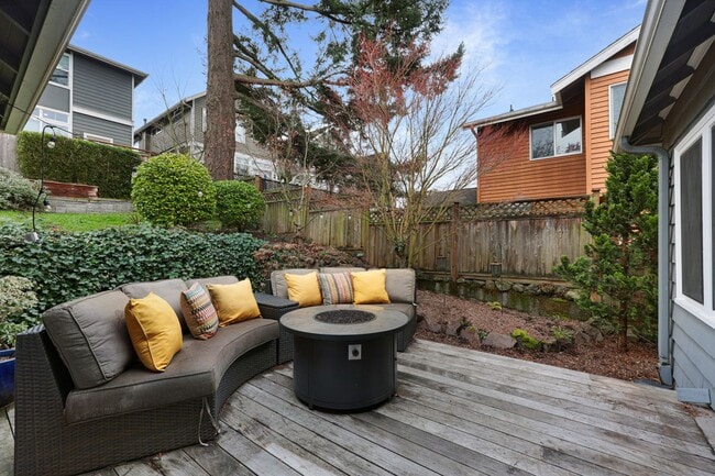 Building Photo - Ravenna Home