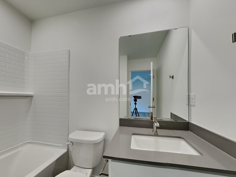 Building Photo - 5019 Washington St SE