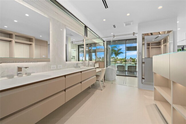 Building Photo - 315 N Shore Dr