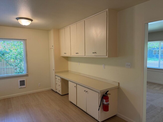 Building Photo - Updated 2 bedroom 1 bathroom house in Eugene!