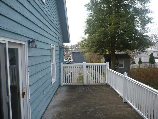 Building Photo - 222 Manhattan Terrace