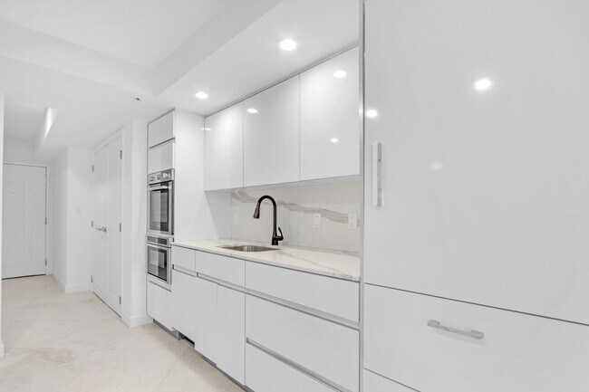 Building Photo - 3000 N Ocean Dr