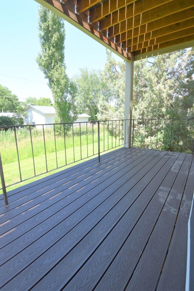 Building Photo - Pet Friendly! Garden Level 2 Bedroom in a ...