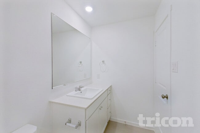 Building Photo - 1604 Parlier St