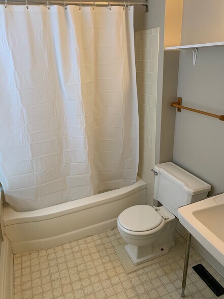 Building Photo - 114 Parker St