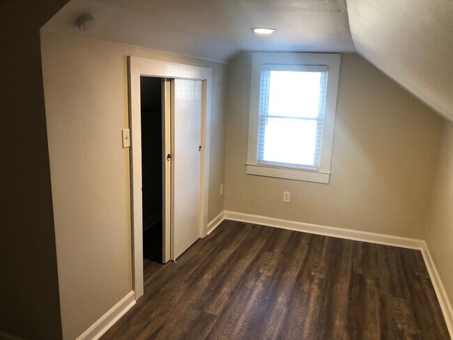 Building Photo - Four bedroom, 2 bath house in Burlington