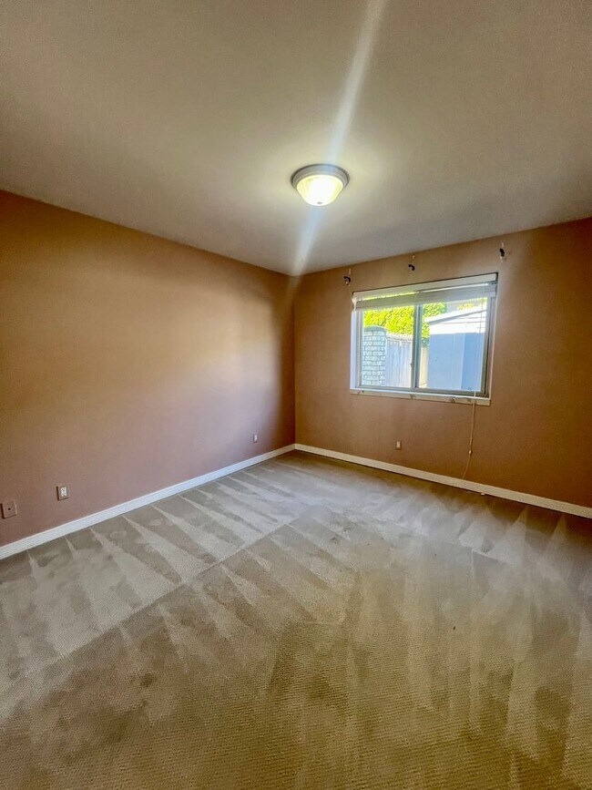 Building Photo - 5 Bedroom in Gated Birch Bay Community!