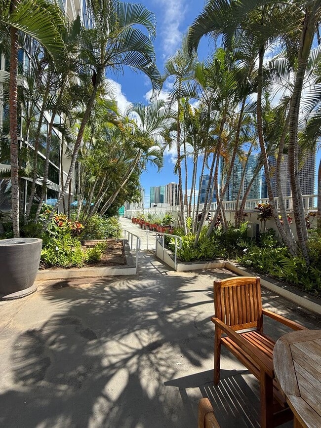 Building Photo - Great Location! 1/1/1 with beautiful mount...
