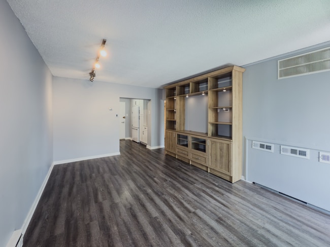 Building Photo - 1BR/1BA Condo with a Private balcony, Upda...