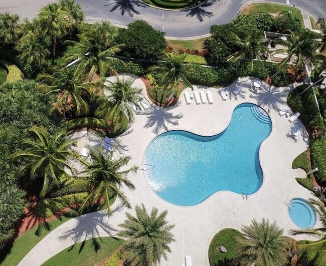 Building Photo - 5049 N Hwy A1A