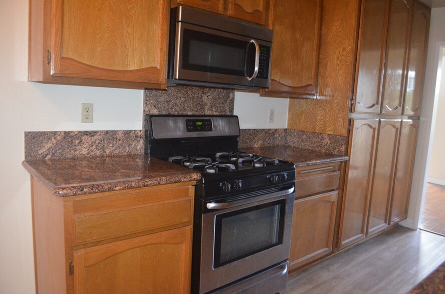 Granite Counter Top - 330 Cordova St