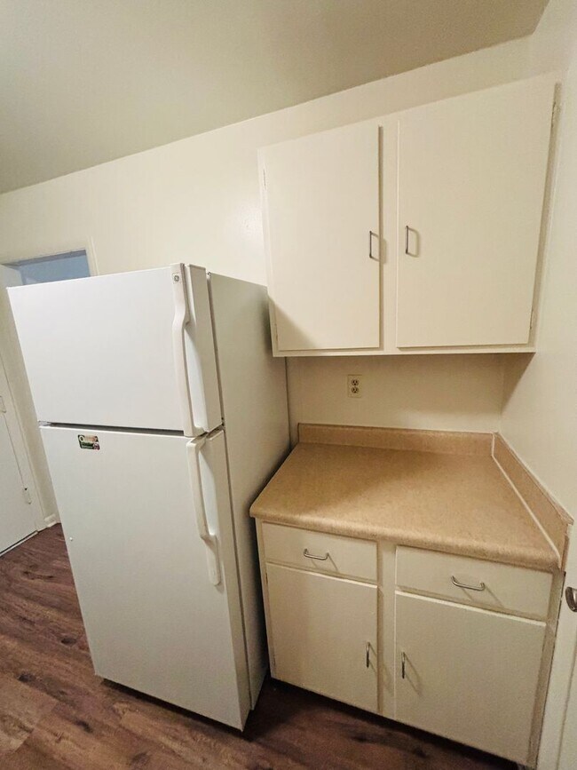 Building Photo - 2 Bedroom 1 Bathroom Condo