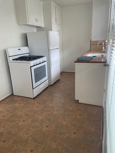 Oven and Fridge - 6951 Kittyhawk Ave