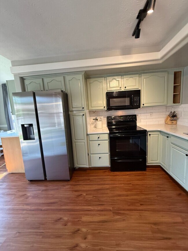 Building Photo - Experience Bright Living in This Stunning ...