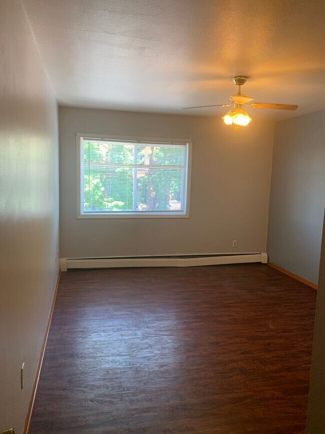 Interior Photo - 800-UNIV