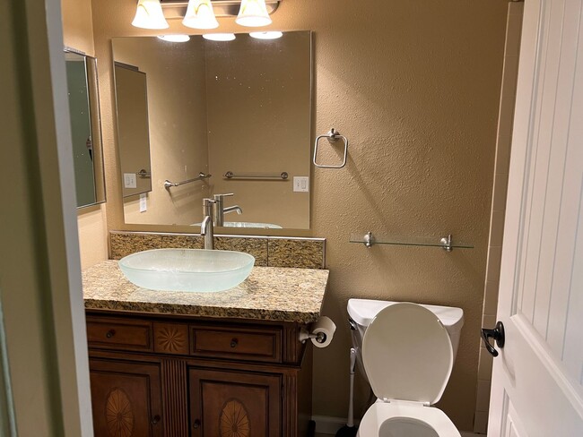 Building Photo - Private access to Lake Sammamish house