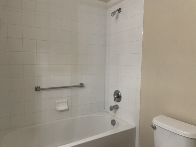 Building Photo - 3 Bedroom, 2 Bath Available Now in Beautif...