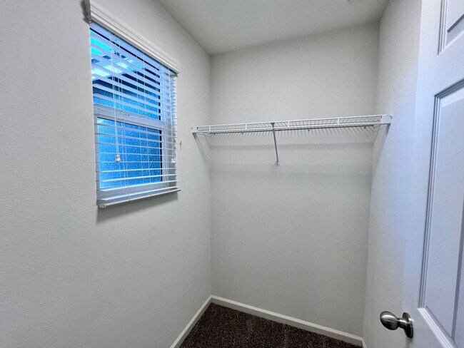 Building Photo - $2,195 DeWolf & Barstow, 3 Bedroom House - Clovis / Community Pool + Neighborhood Parks