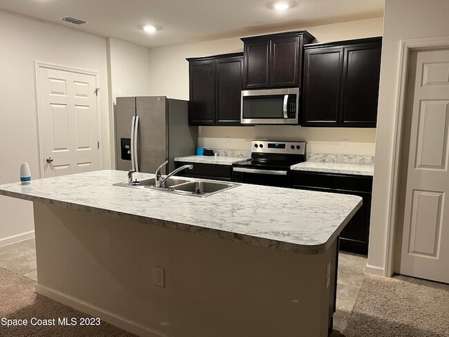 Building Photo - 388 Guinevere Dr SW