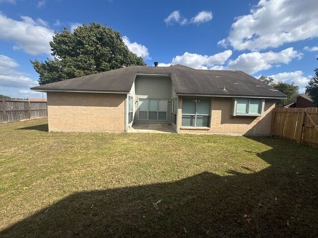 Building Photo - 2038 Woodland Hills Dr