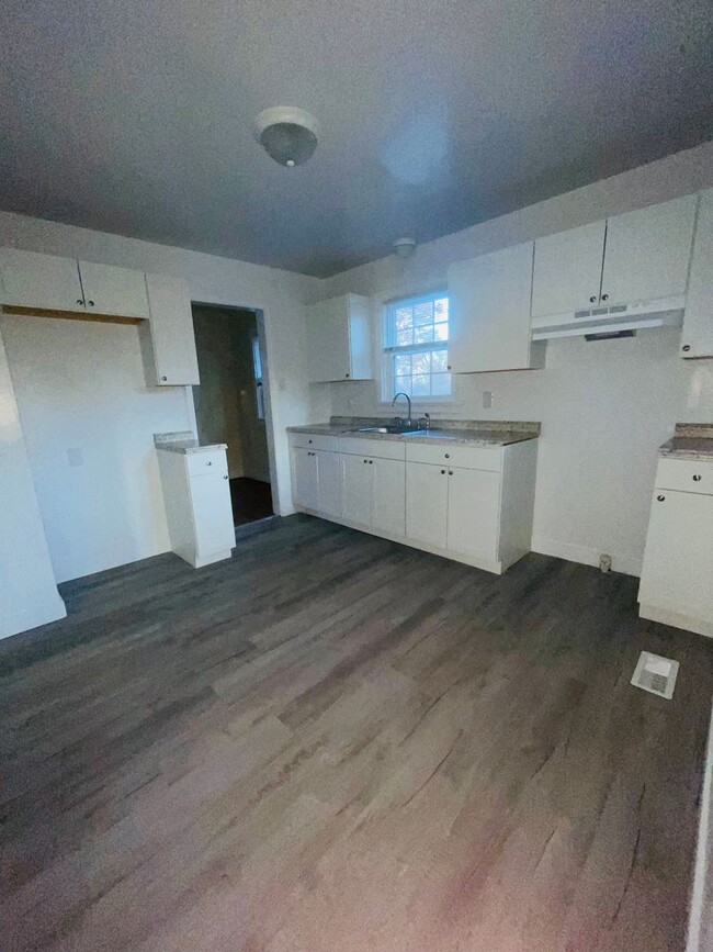 Building Photo - Very Spacious 2 bdrm/1 bth House Located i...