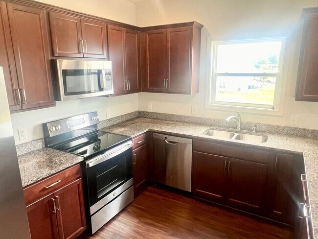 Building Photo - Welcome Home! 4BR/2.5BA in Manning Crossing – Elon