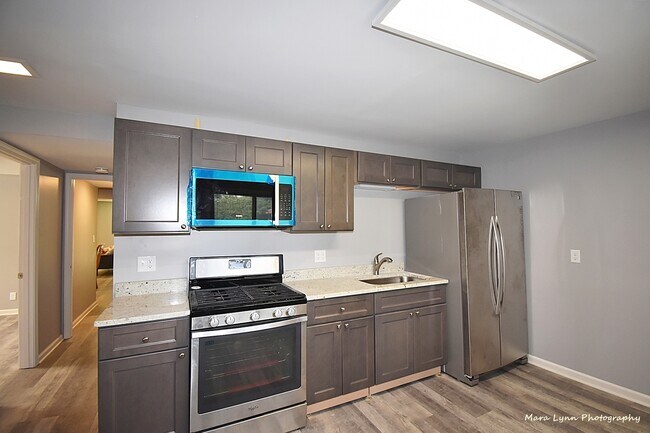 Building Photo - 106 W Kendall Dr