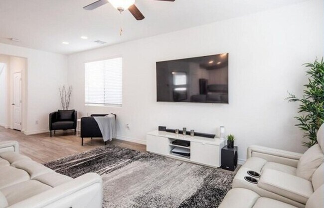 Building Photo - Beautifully Modern 3 bedroom Near Southern...