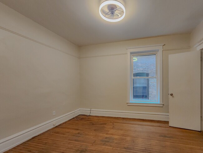 Building Photo - 4330 N Sheridan Rd