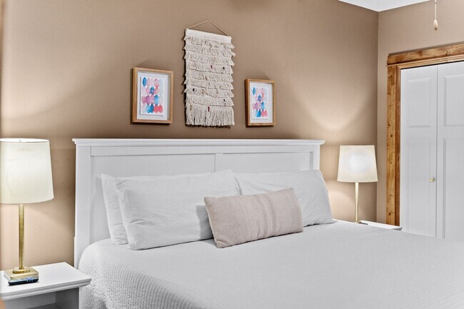 Building Photo - 301 E Walnut St