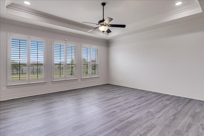 Building Photo - 6241 Lago Vista Dr