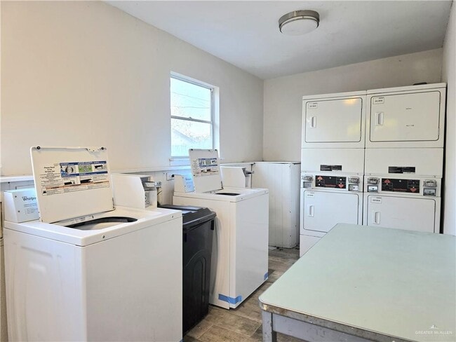 Building Photo - 14 Perkins Ave