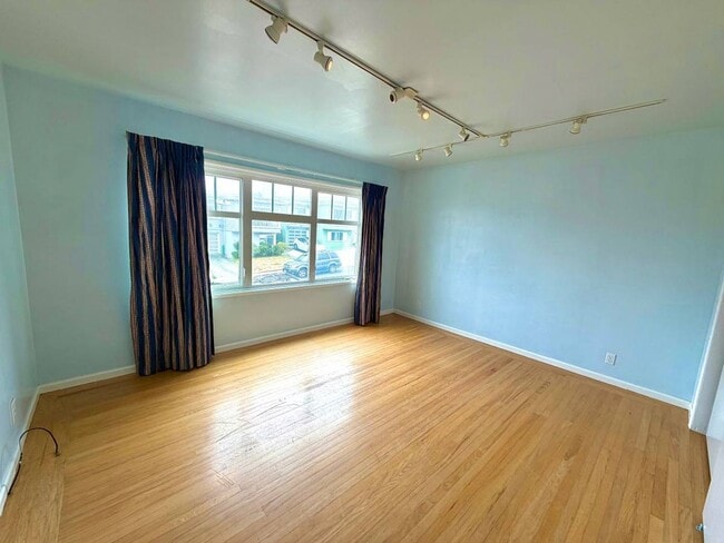 Building Photo - Clean 3 Bedroom, 1 Bath with Bonus Room- Walk to Westmoor High School, Open House, July 9th 4-6PM