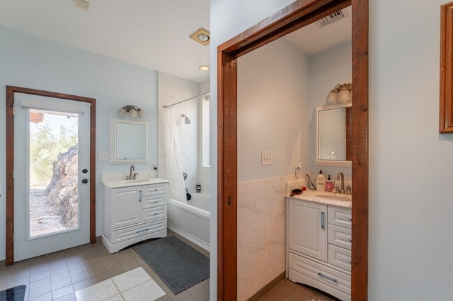 Building Photo - 1902 E Cortez St