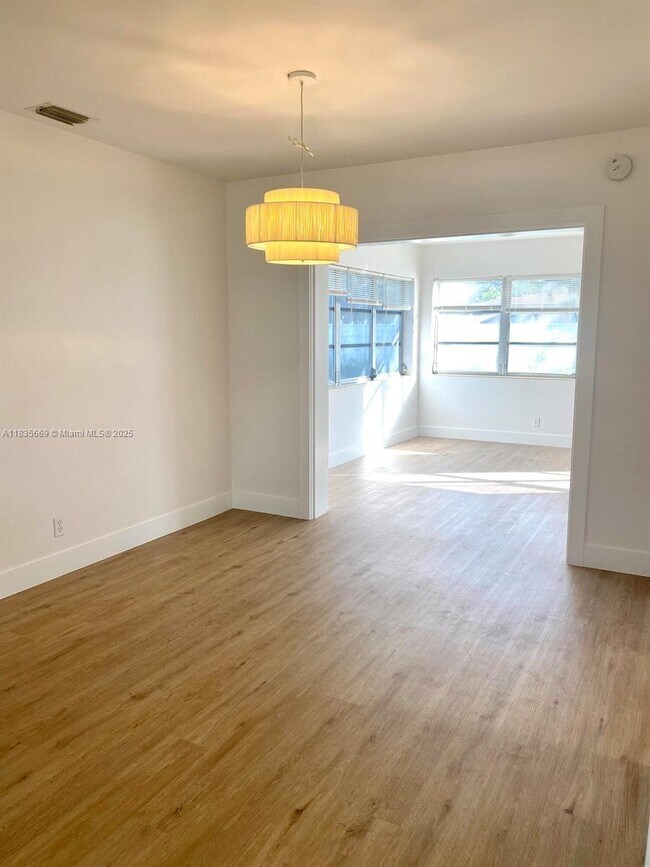 Building Photo - 1751 12th Ct N