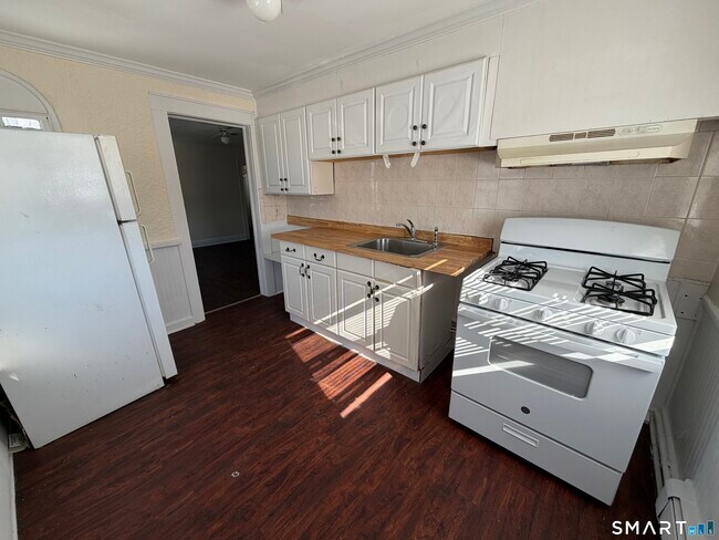 Building Photo - 61 Van Zant St