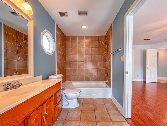 Building Photo - MIDTOWN 5/3.5 w/ 2750 sq ft, Wood Floors, ...