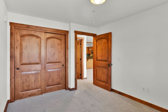 Building Photo - 834 Mc Kinley Ave W