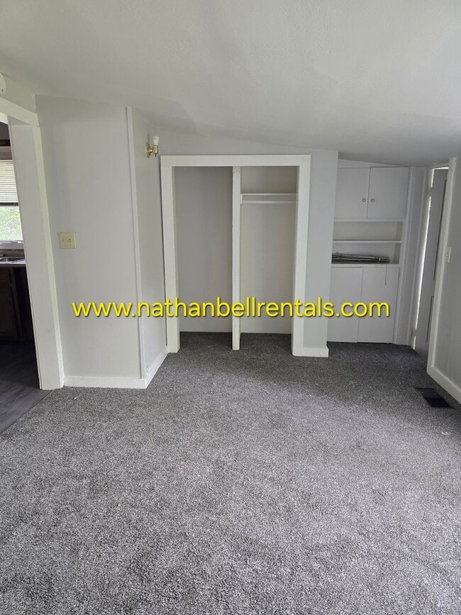 Building Photo - Single-Family Home: 3 Bed, 2 Bath