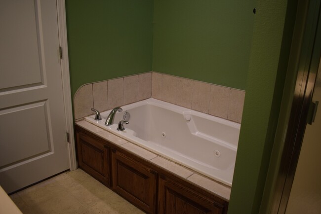 Building Photo - Beautiful spacious home in Waynesville