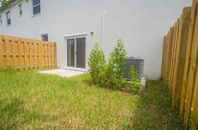 Building Photo - 2752 SE 26th Ave