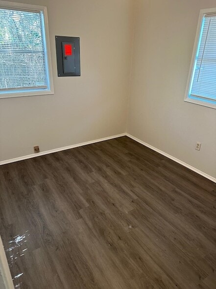 Building Photo - 3622 S Lakewood Dr