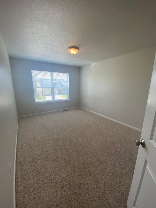 Building Photo - LARGE SINGLE FAMILY HOME ON CORNWALL (RPM#220)