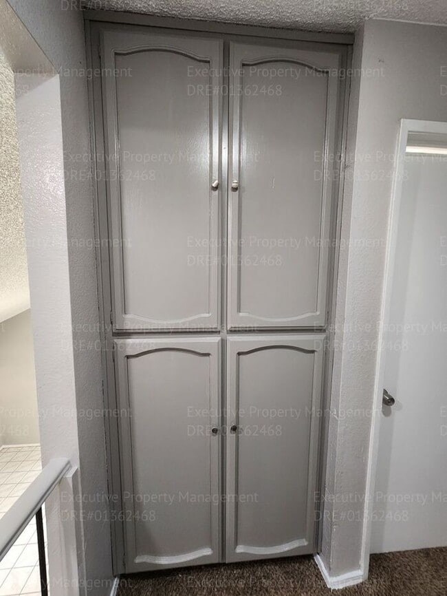 Building Photo - Charming 3 bedrooms/ 2.5 bathroom home.