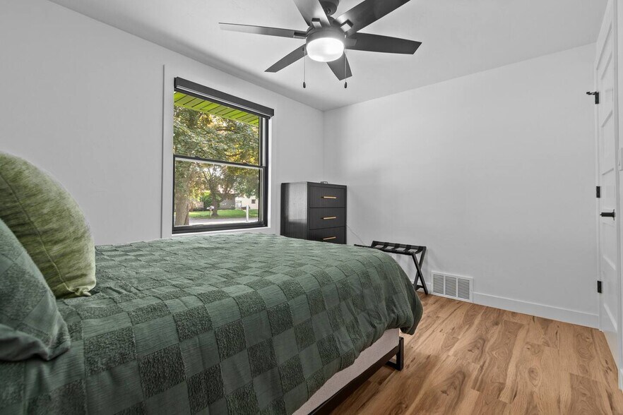 Building Photo - 1095 April Ln