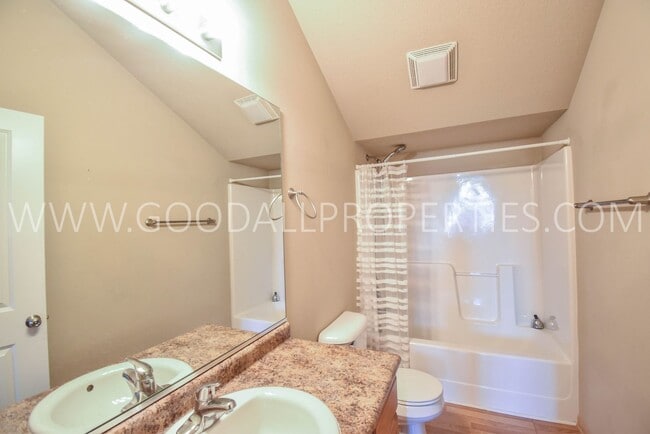 Building Photo - 3 Bedroom, 2.5 Bath 1 1/2 story first floor master suite -Townhome in Urbandale with 2-Car attach...