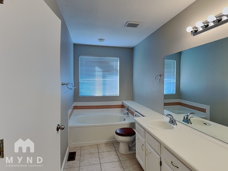 Building Photo - 2421 S Harlan Ct